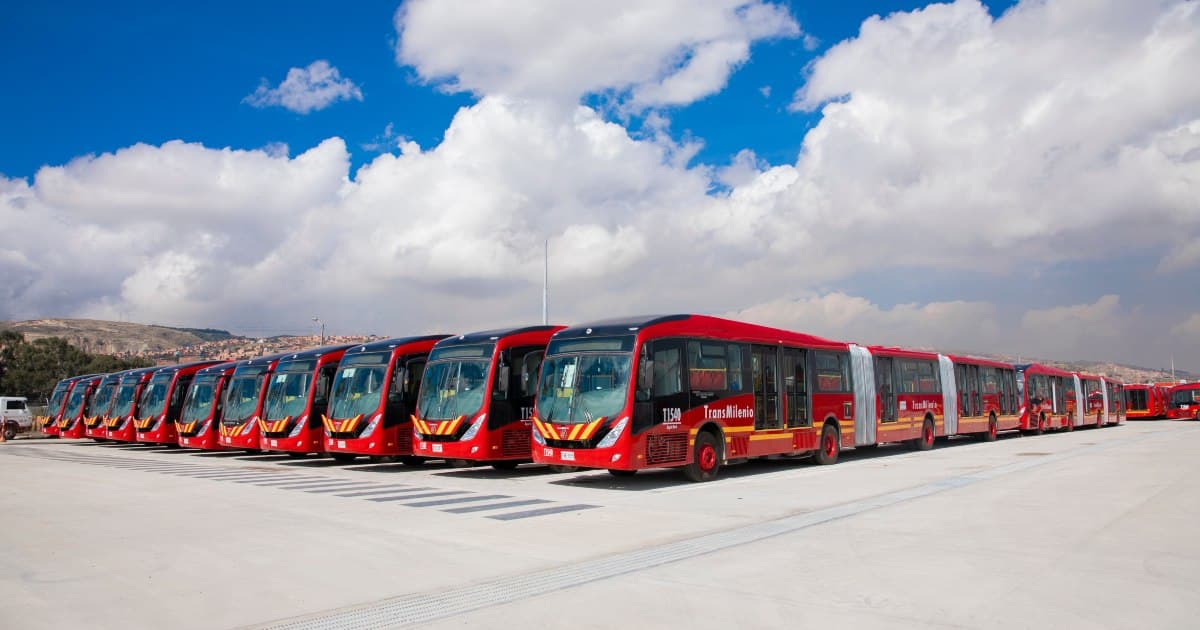 Foto de buses de TransMilenio estacionados