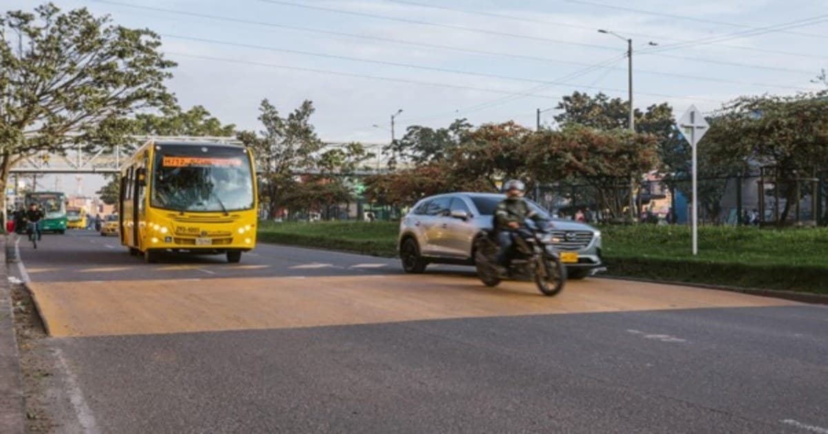 Foto de vehículos en una vía de Bogotá
