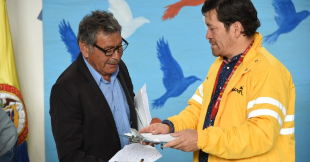 Imagen de un funcionario con una persona entregando unas cartas