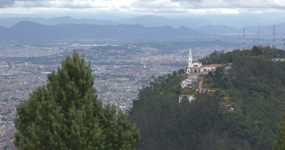 Imagen panorámica de Monserrate y de fondo se ve el norte de Bogotá