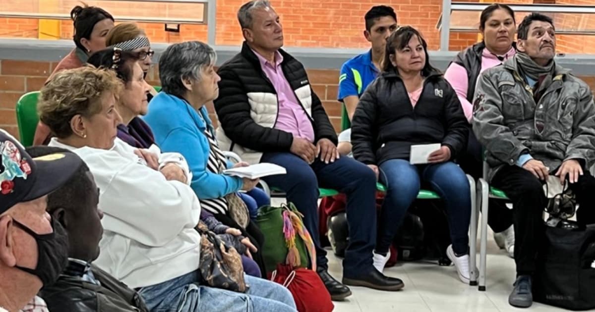 Foto de vendedores informales capacitados en Bogotá.
