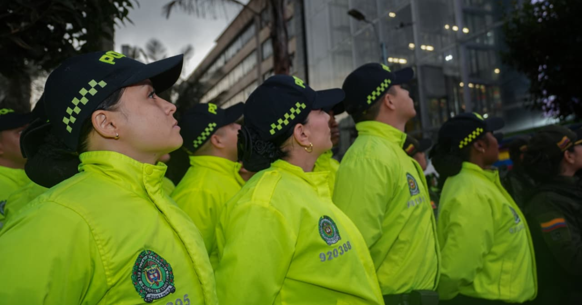 Imagen de varias policías de perfil mirando hacia arriba