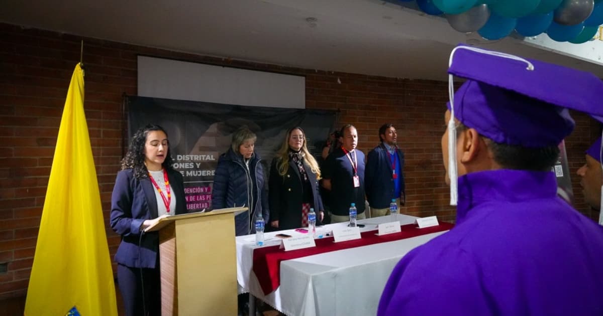 Foto de la ceremonia de graduación de 18 privados de la libertad en la Cárcel Distrital de Bogotá.