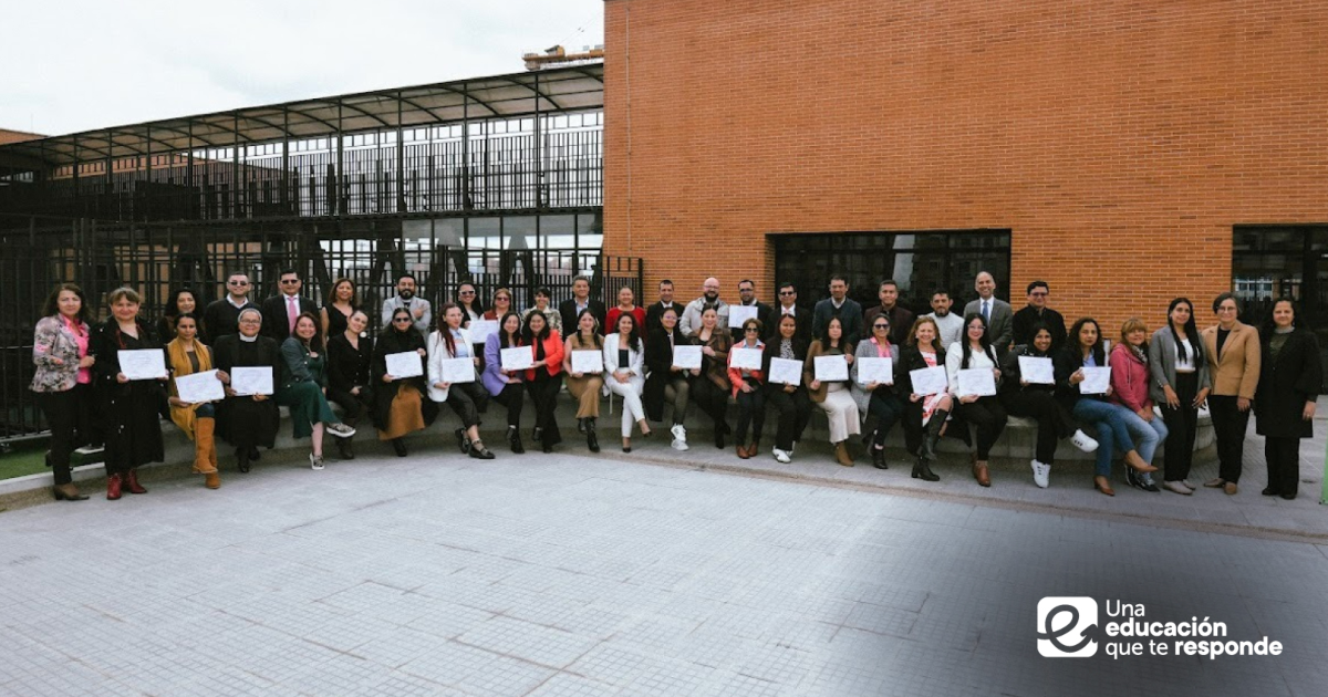 Imagen de los directivos de distintos colegios de Bogotá que fueron acreditados