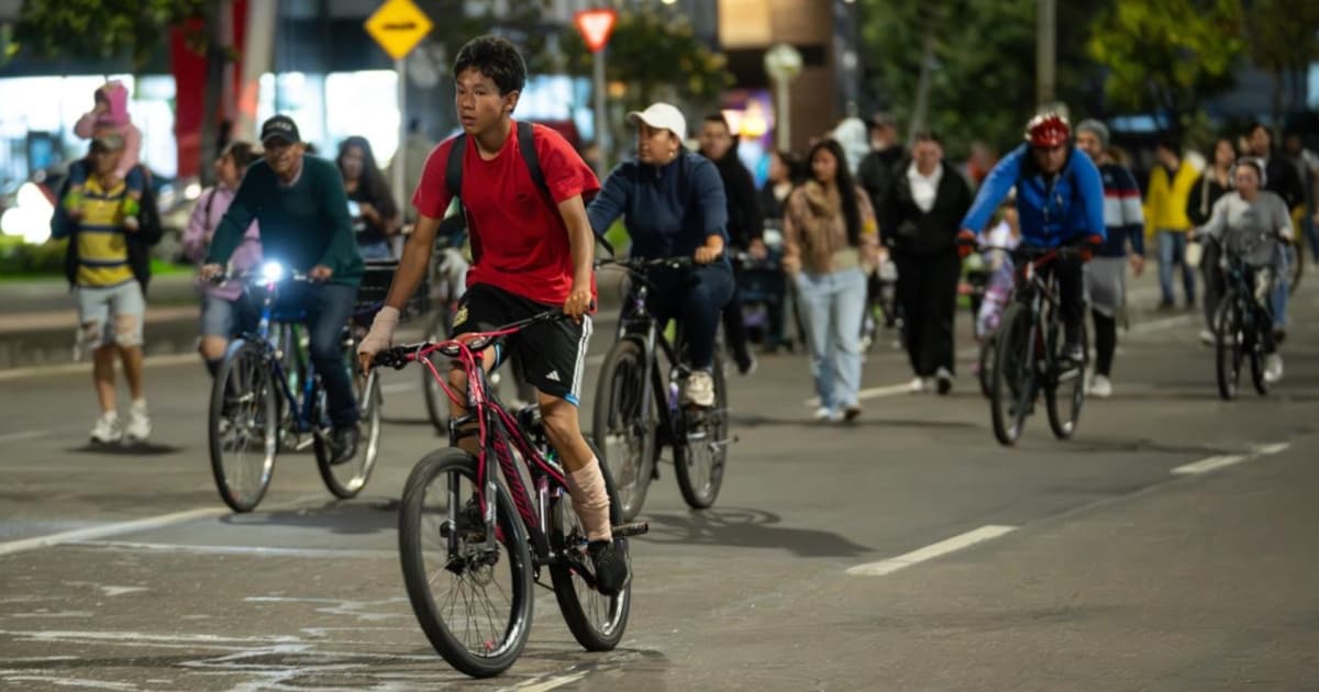 Bogotanos y bogotanas disfrutando de la Ciclovía Nocturna 2025.