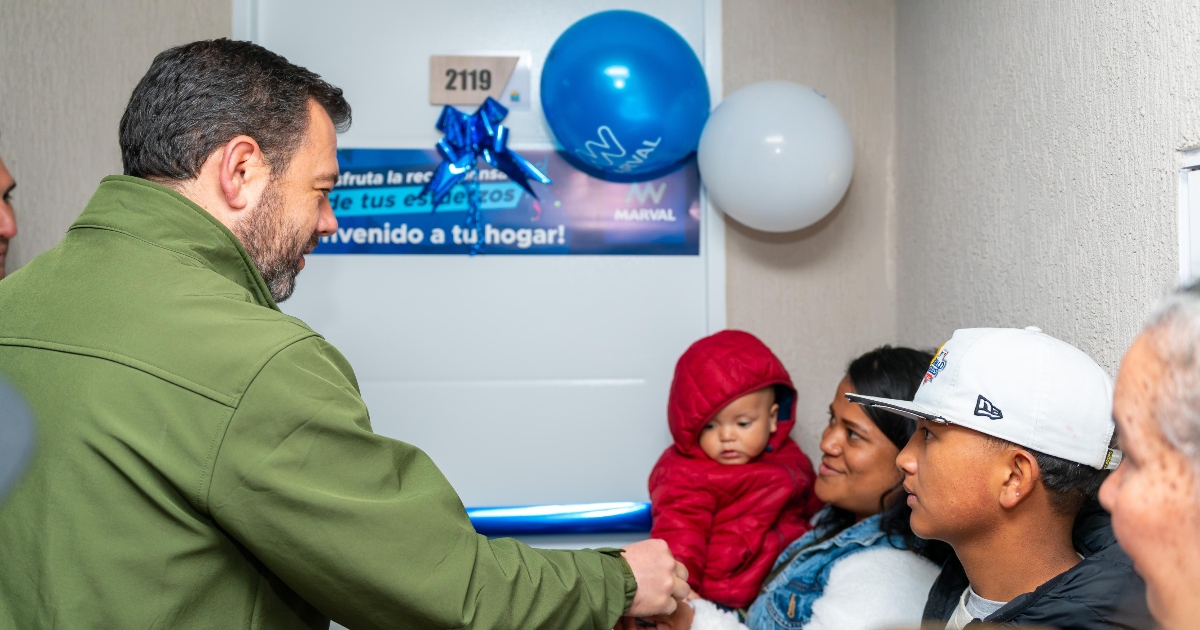 Foto del alcalde Carlos Fernando Galán entregando a una de las 30 familias en Usme, su nuevo hogar.