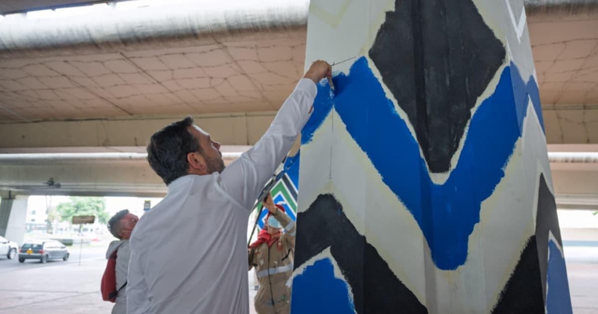 Foto del alcalde Carlos Fernando Galán embelleciendo con pintura el espacio público del bajo puente de la avenida Boyacá con calle 26.