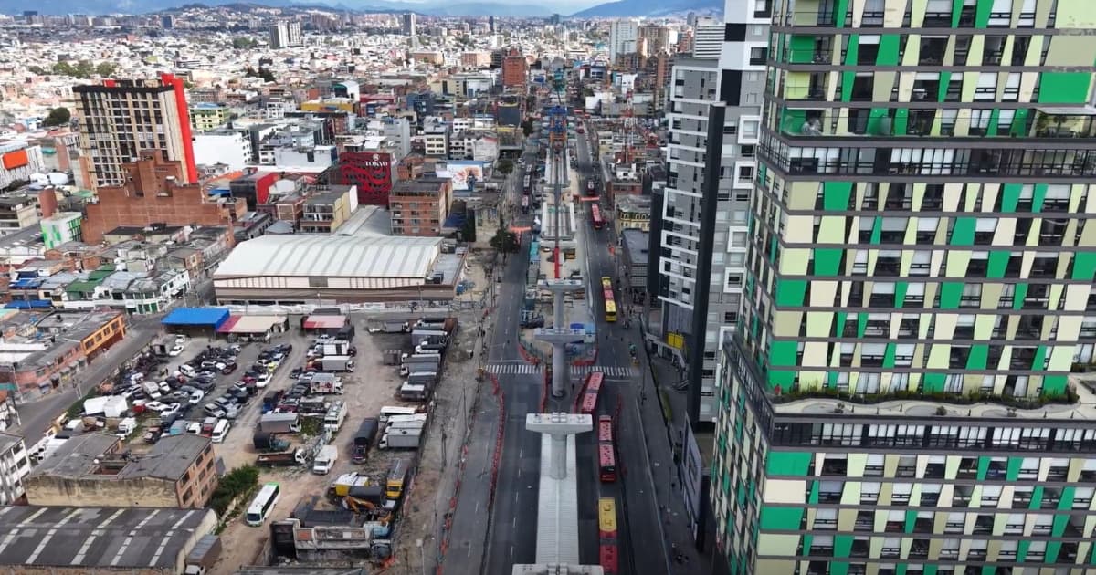 Foto del cierre de acceso norte de la estación temporal Calle 57 en la avenida Caracas por obras del Metro de Bogotá.