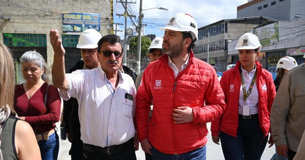 Foto del alcalde Carlos Fernando durante el recorrido de entrega de espacio público y obras en San Andresito de la 38 en Bogotá.