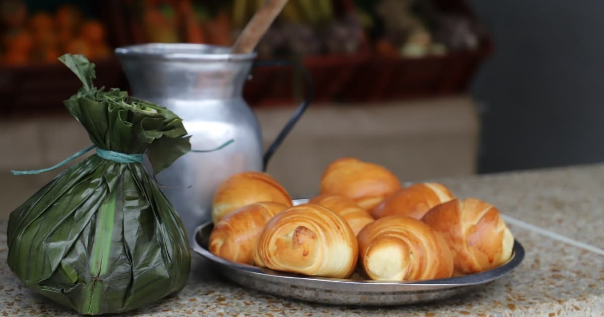 Foto de un combo de tamal, chocolate y pan. 