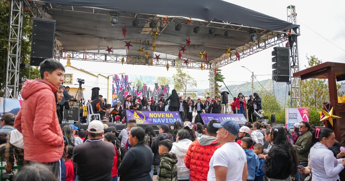 Foto de asistentes a las novenas de Navidad en Bogotá en la Plaza Fundacional de Usme.