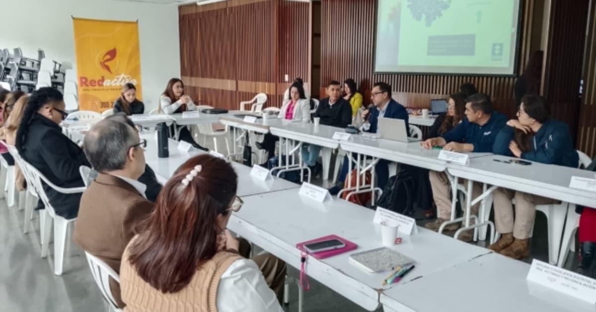 En la foto varias personas reunidas trabajando por los derechos humanos 