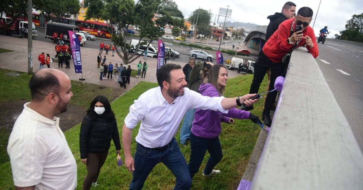 Foto del alcalde Mayor de Bogotá, Carlos Fernando Galán y el alcalde Local de Engativá, Víctor Hugo Huertas realizando labores de embellecimiento de espacio público.
