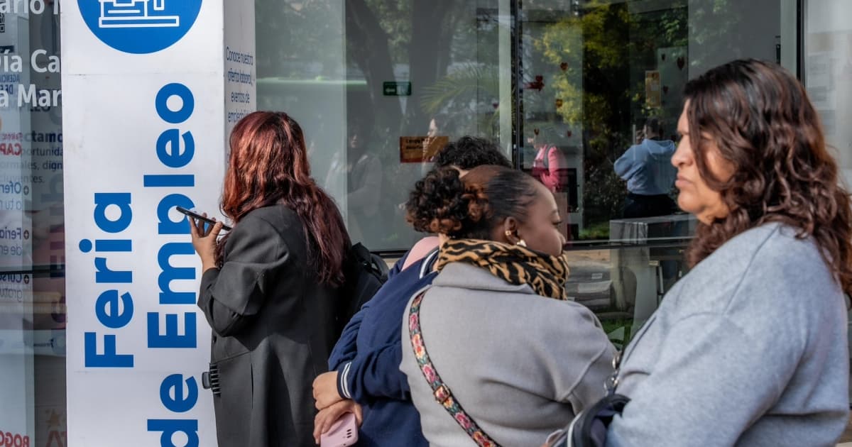 Foto de bogotanos y bogotanas accediendo a servicios de la Agencia Distrital de Empleo.