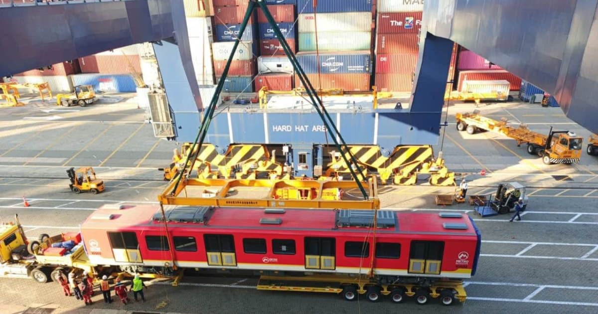 Foto del proceso de desembarque del cuarto tren Línea 1 del Metro de Bogotá en el puerto de Cartagena. 