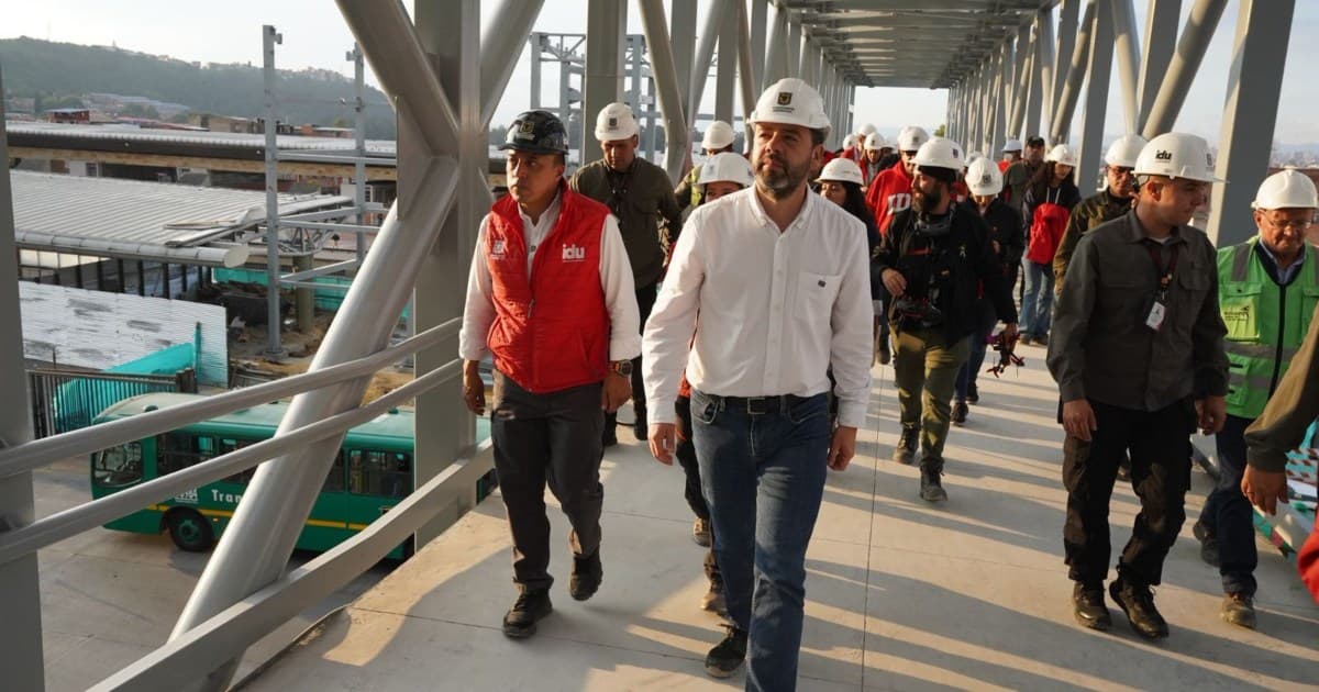 Foto del alcalde de Bogotá con el director del IDU en una obra