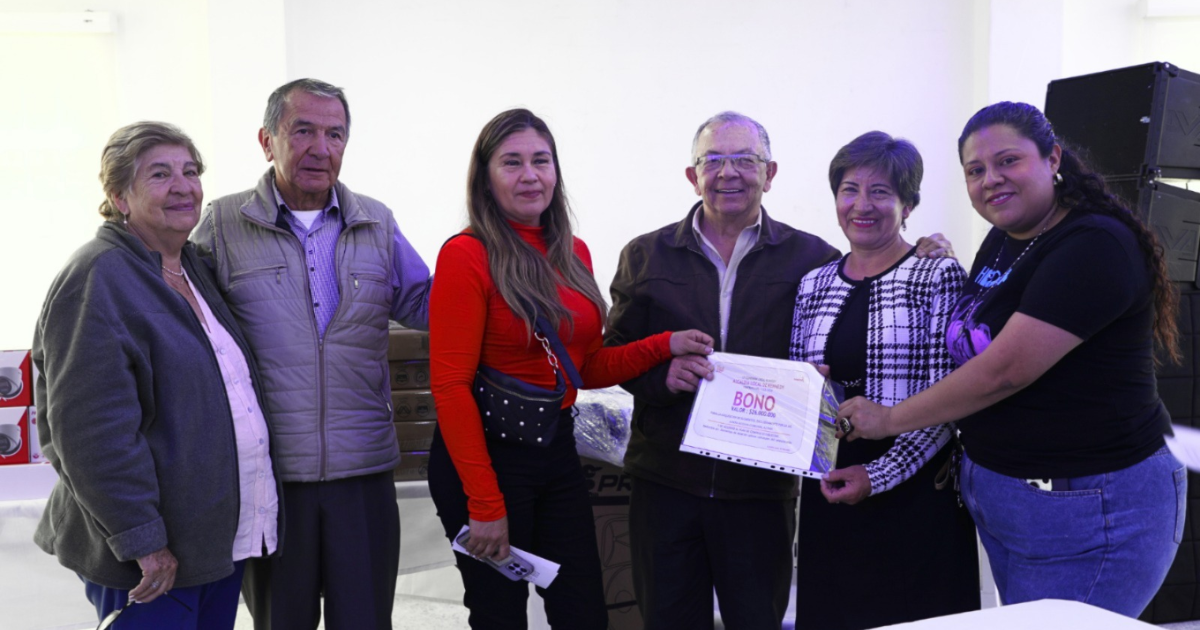 Imagen de personas mayores mostrando un certificado