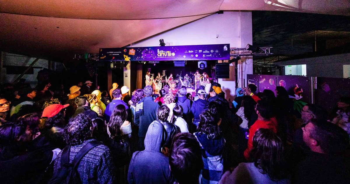 Foto que muestra personas reunidas en un espacio cerrado