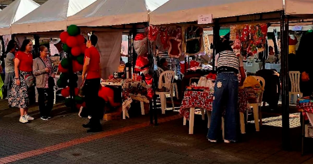En la foto una feria de emprendimiento con temática navideña en Bogotá
