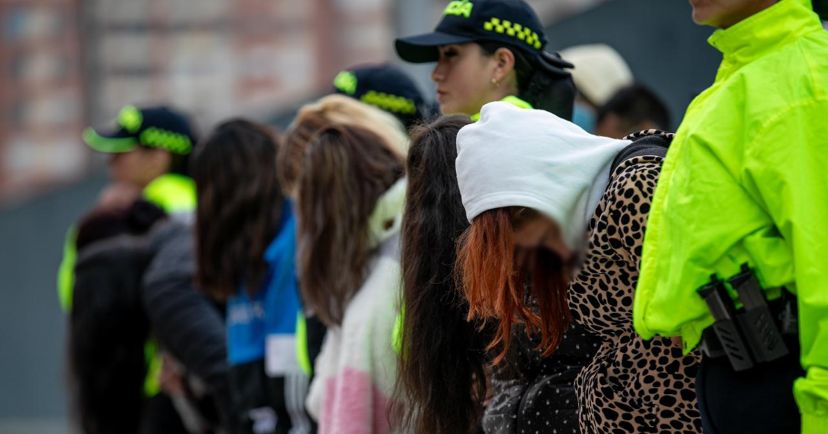 Imagen de personas capturadas en fila