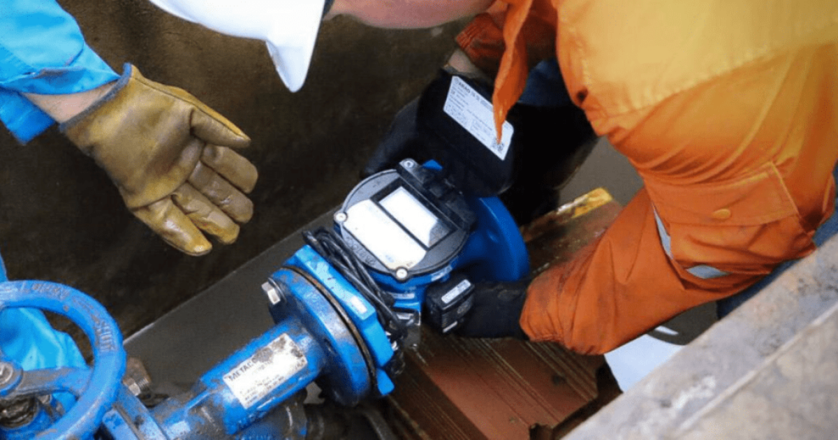 Imagen de un técnico revisando un medidor de alcantarillado.
