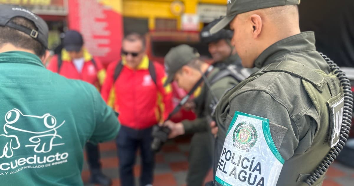 Foto de un policía del Agua en Bogotá con otros funcionarios