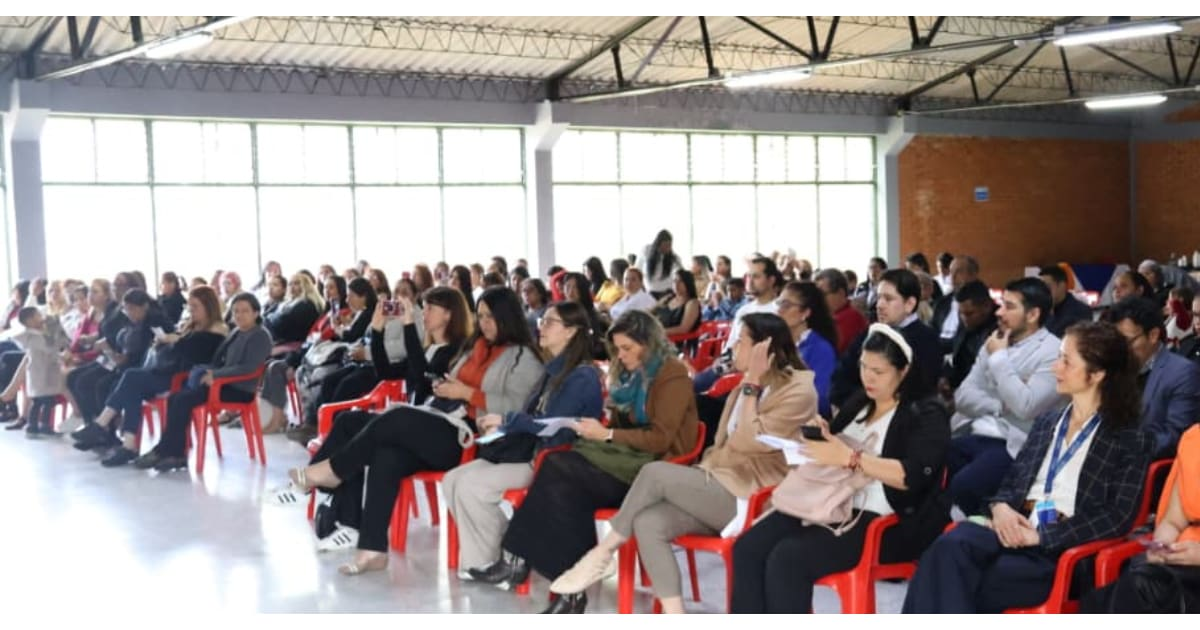 Grupo de mujeres en evento en la Red CADE