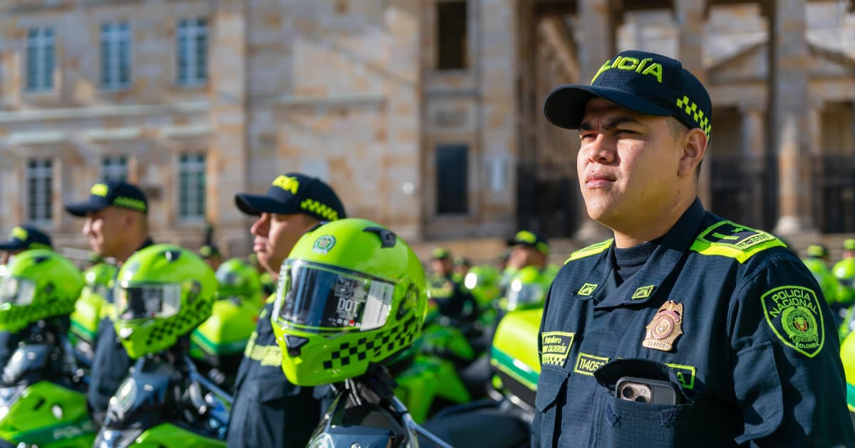 Imagen de un Policía y en el fondo se ven motocicletas y otros policías