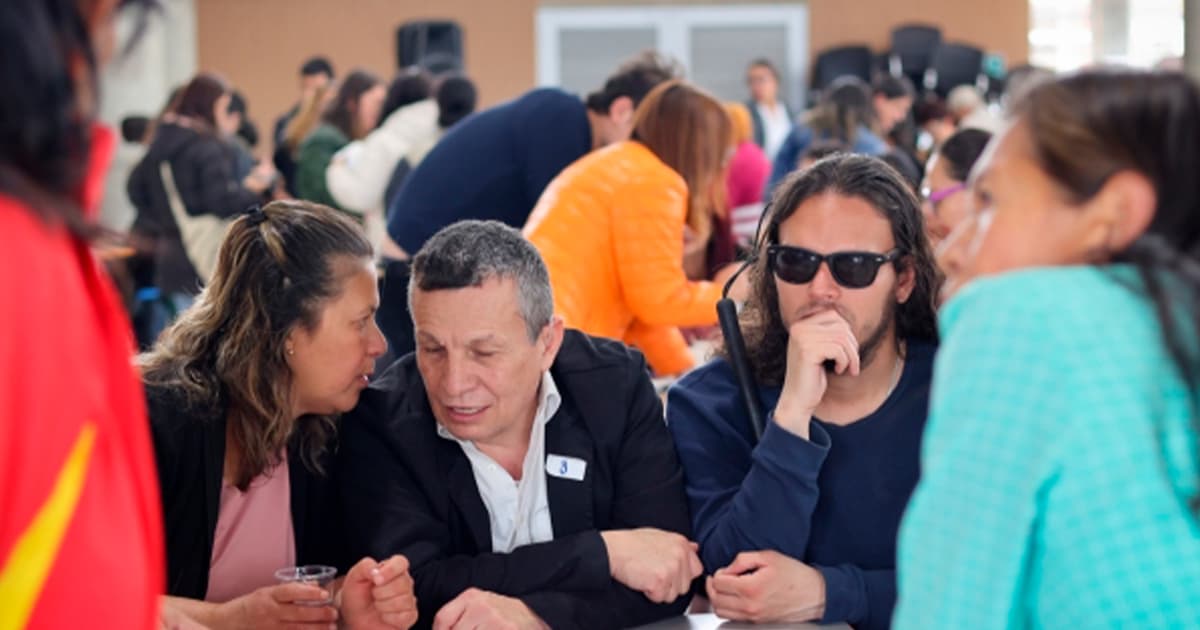 En la foto varias personas con discapacidad en un evento