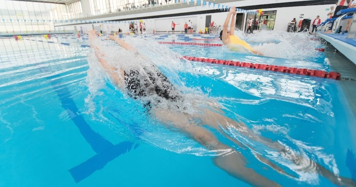 Deportistas en piscina olímpica