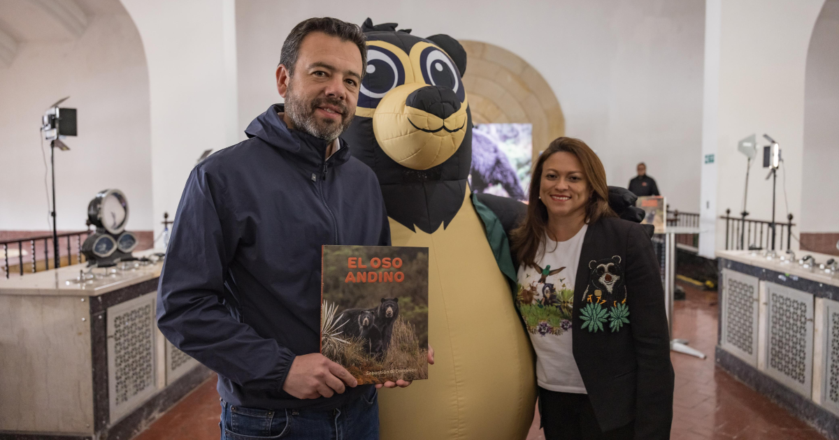 Imagen del alcalde Galán con el libro de El Oso Andino