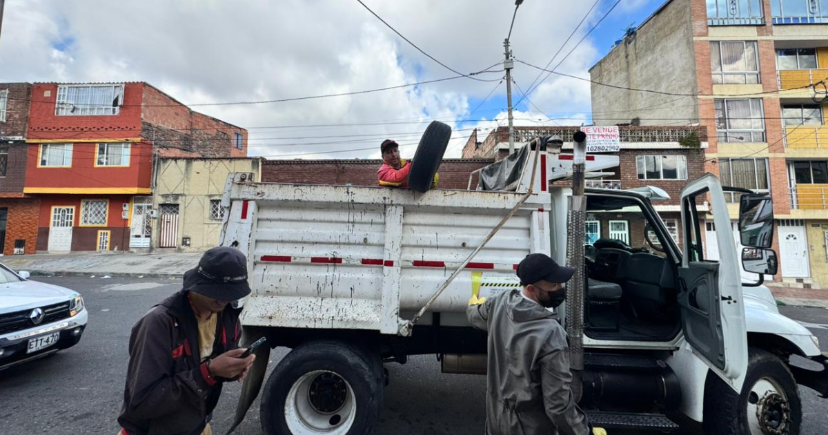 Foto de funcionarios del Distrito en operativo de limpieza