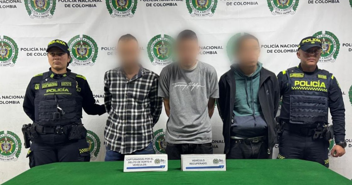 Imagen de los capturados junto dos policías