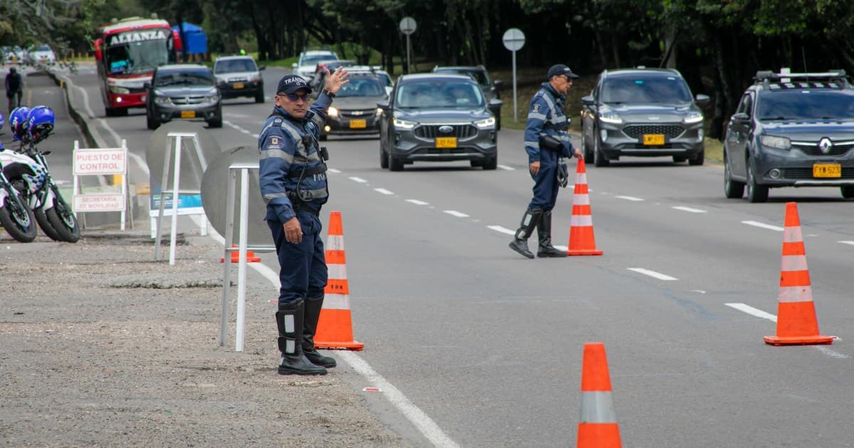 Foto de agentes de tránsito en una vía de Bogotá 
