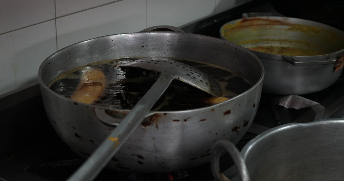 Foto que muestra una olla llena de aceite 