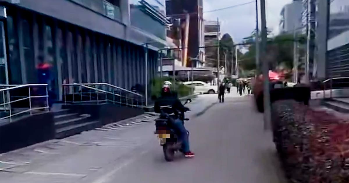 En la foto dos personas en una moto en Bogotá 