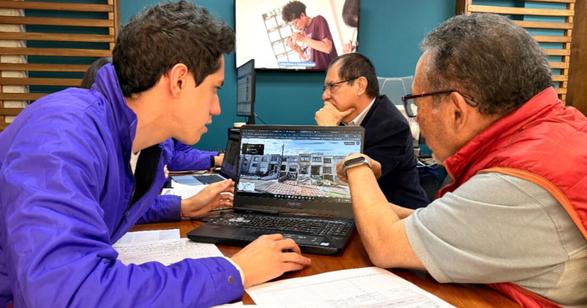 Imagen de funcionario del IDPC atendiendo a un ciudadano