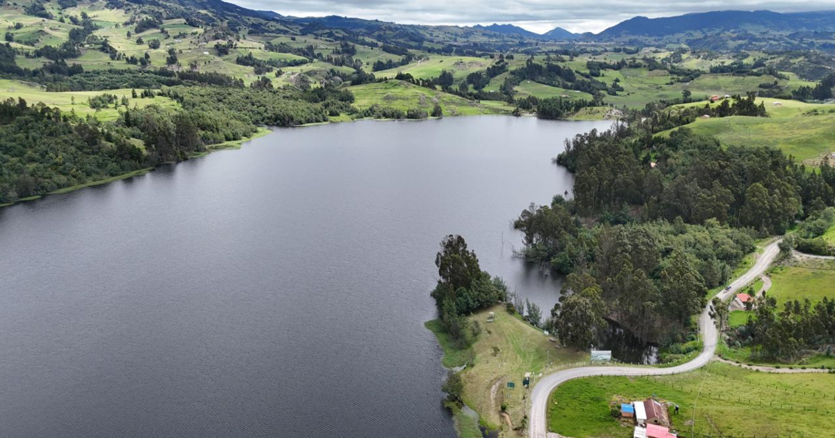 Imagen de un lago y al fondo de montañas cercanas a Bogotá