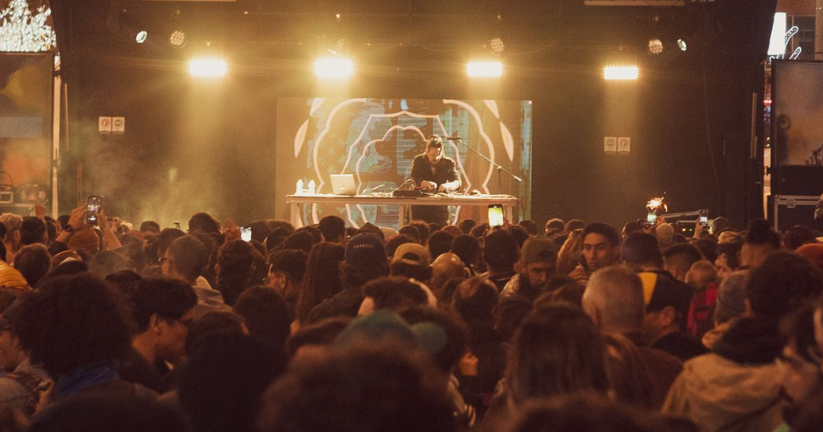 Imagen de uno de los Grupos en escena y que estarán en Electro Velitas 2025.