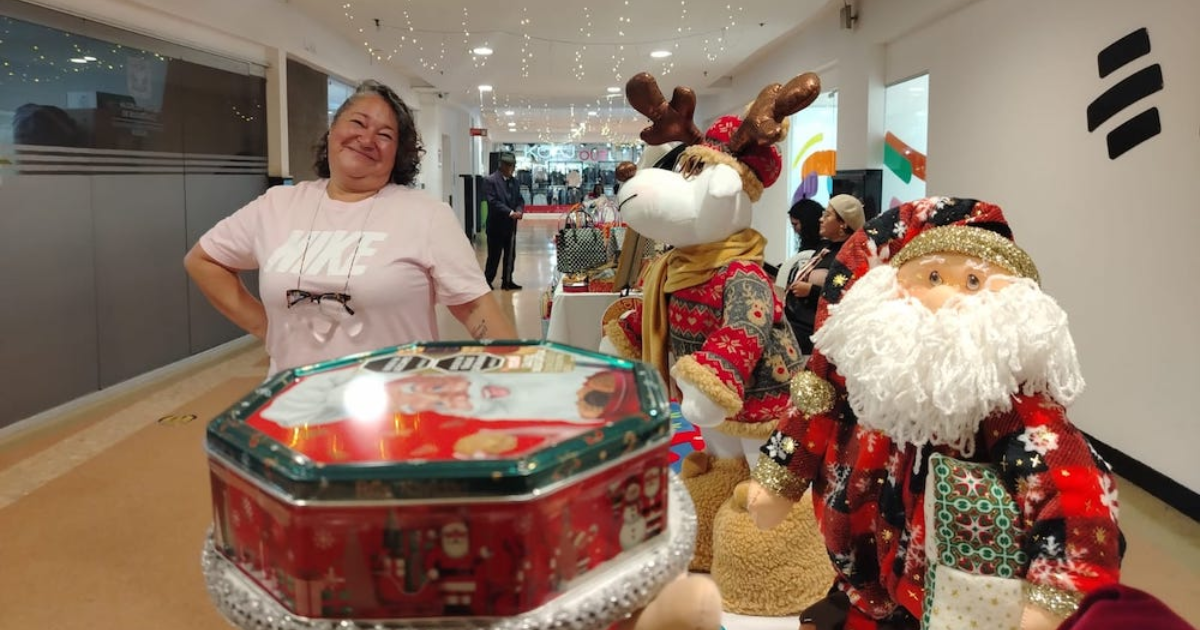 Imagen de una señora emprendedora exhibiendo sus productos