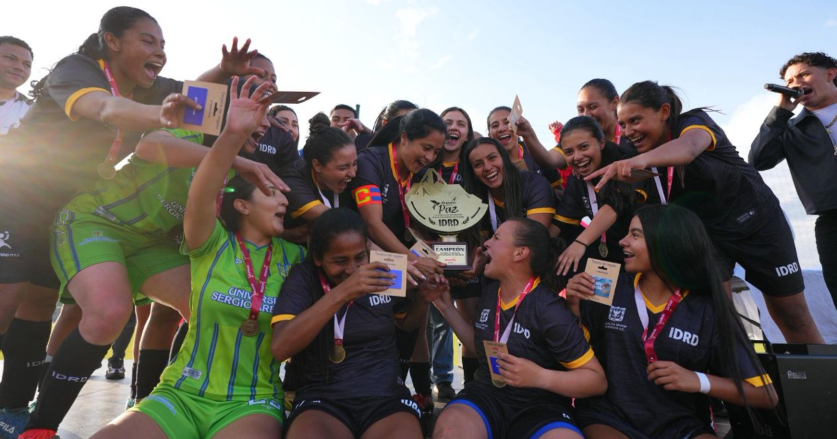 Imagen del equipo campeón con su trofeo.