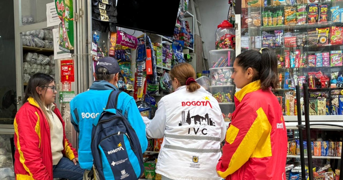 Imagen de funcionarios del Distrito en un puesto de comidas