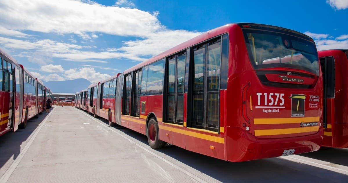 Foto de un bus de TransMilenio en una vía de Bogotá