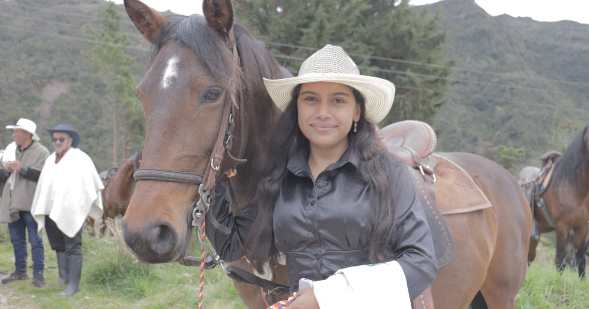 Foto de una mujer con un caballo cafe 
