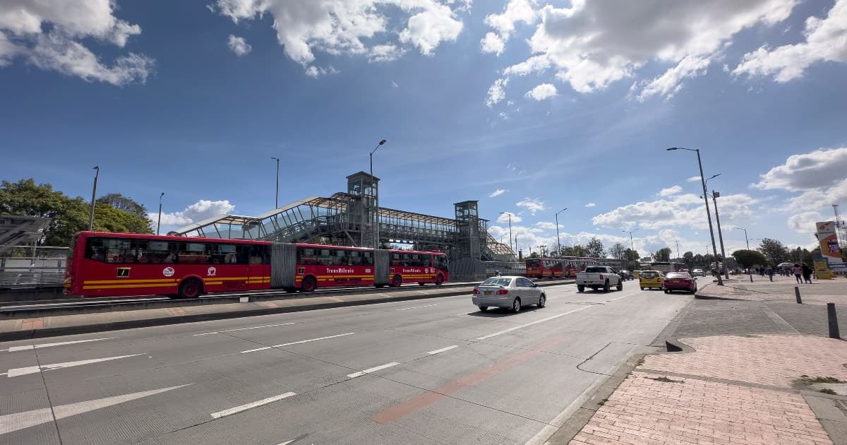 Foto de un bus de TransMilenio en una vía de Bogotá