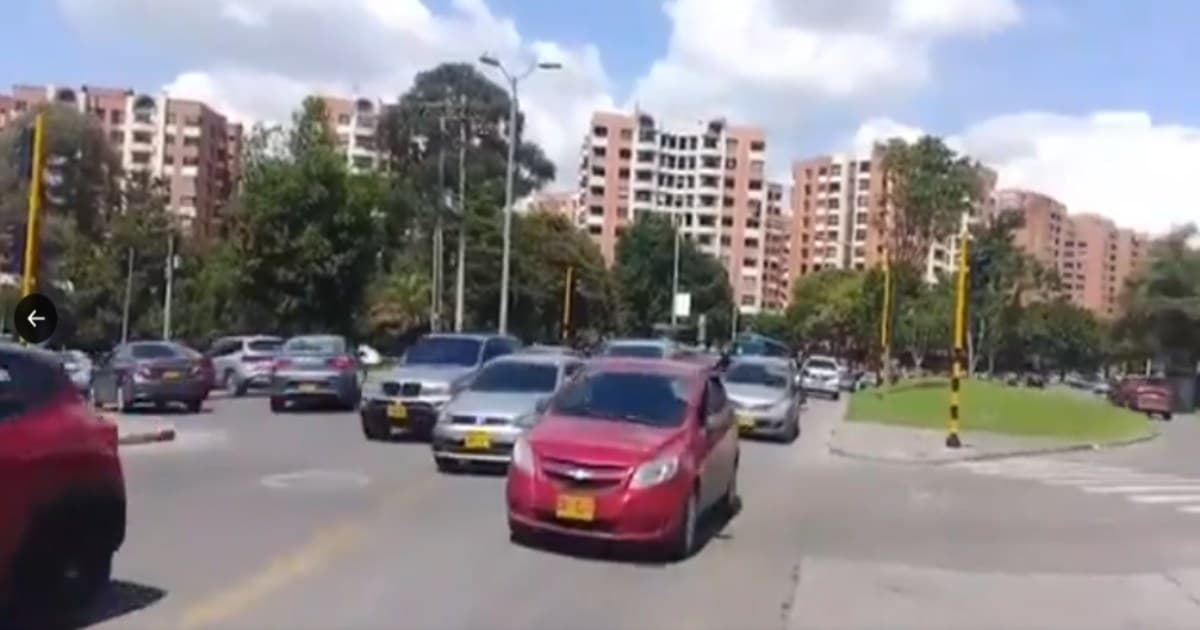 Foto de vehículos en una vía de Bogotá