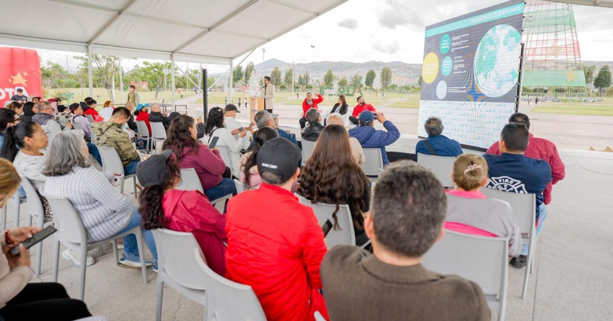 Foto que muestra un grupo de personas en una reunión