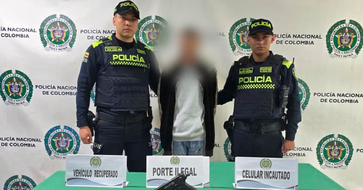 En la foto el capturado por hurto y dos policías