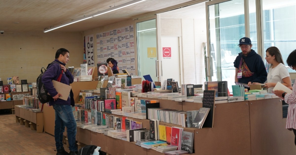 Foto que muestra personas en una biblioteca 