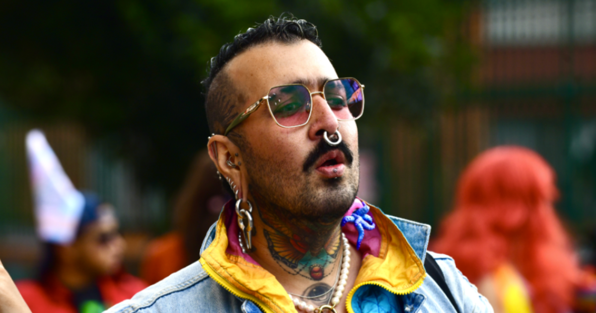 Imagen de varias personas de la comunidad en un acto LGBTI